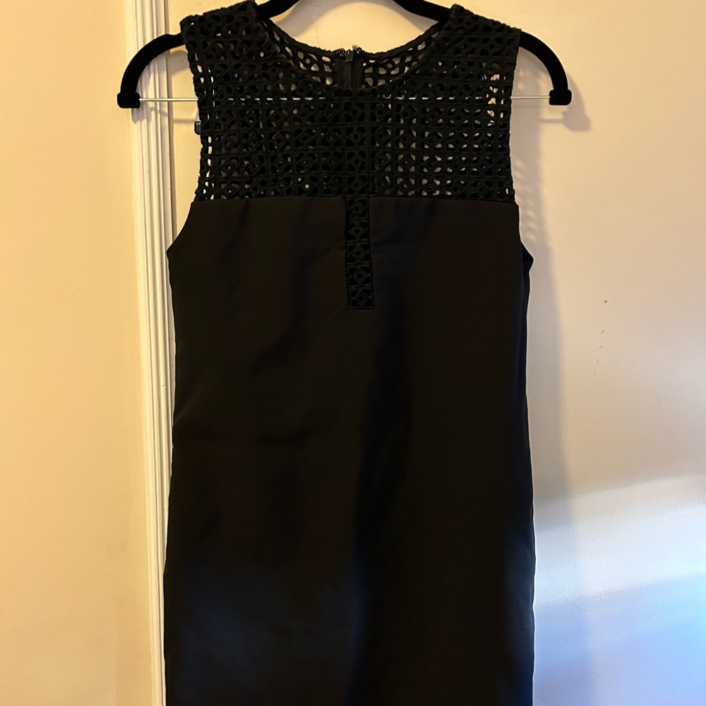 Sleeveless black dress - pretty new !